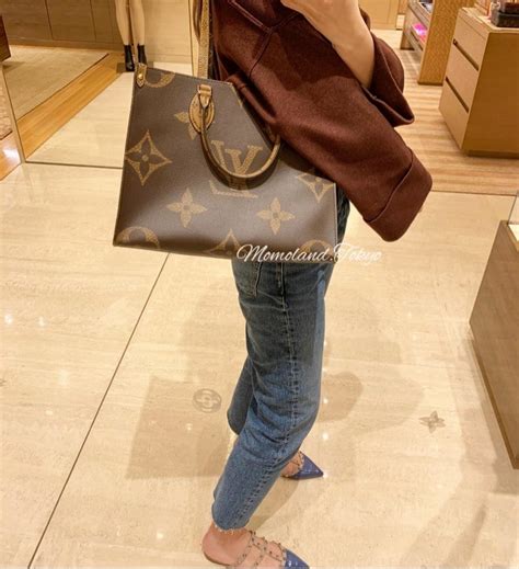 Louis Vuitton OnTheGo tote MM Vs GM .